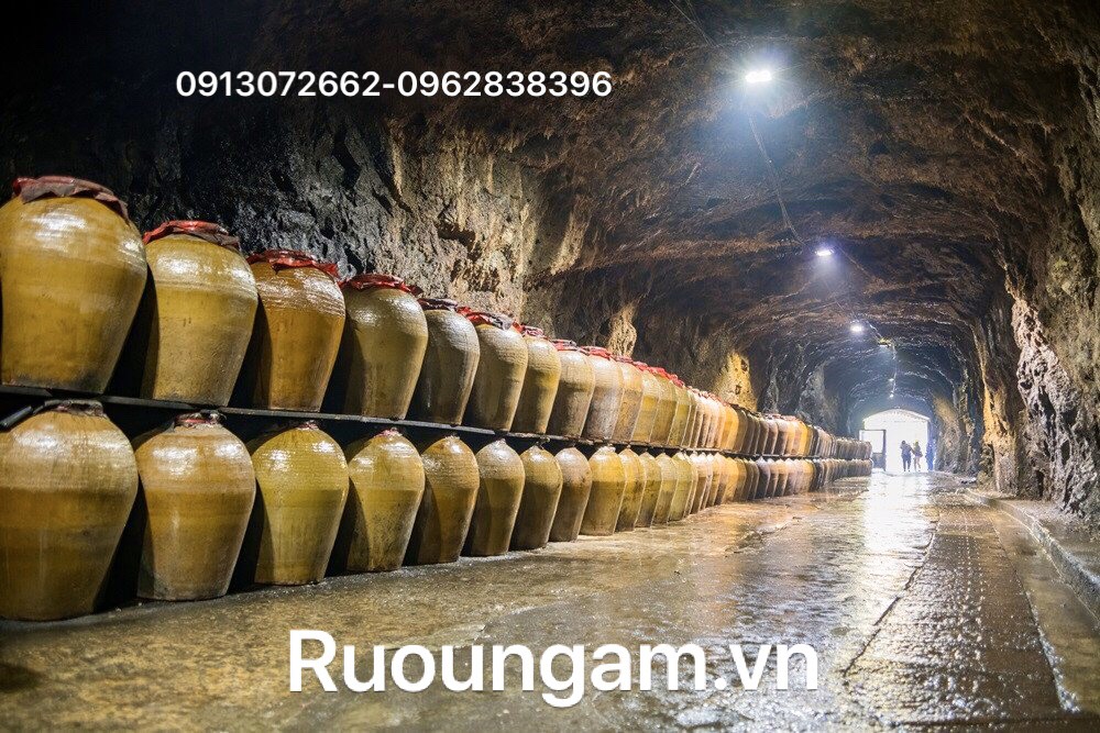 Các chum rượu được đặt trong hầm chứa cho chất lượng tốt hơn nhiều so với hạ thổ thông thường.