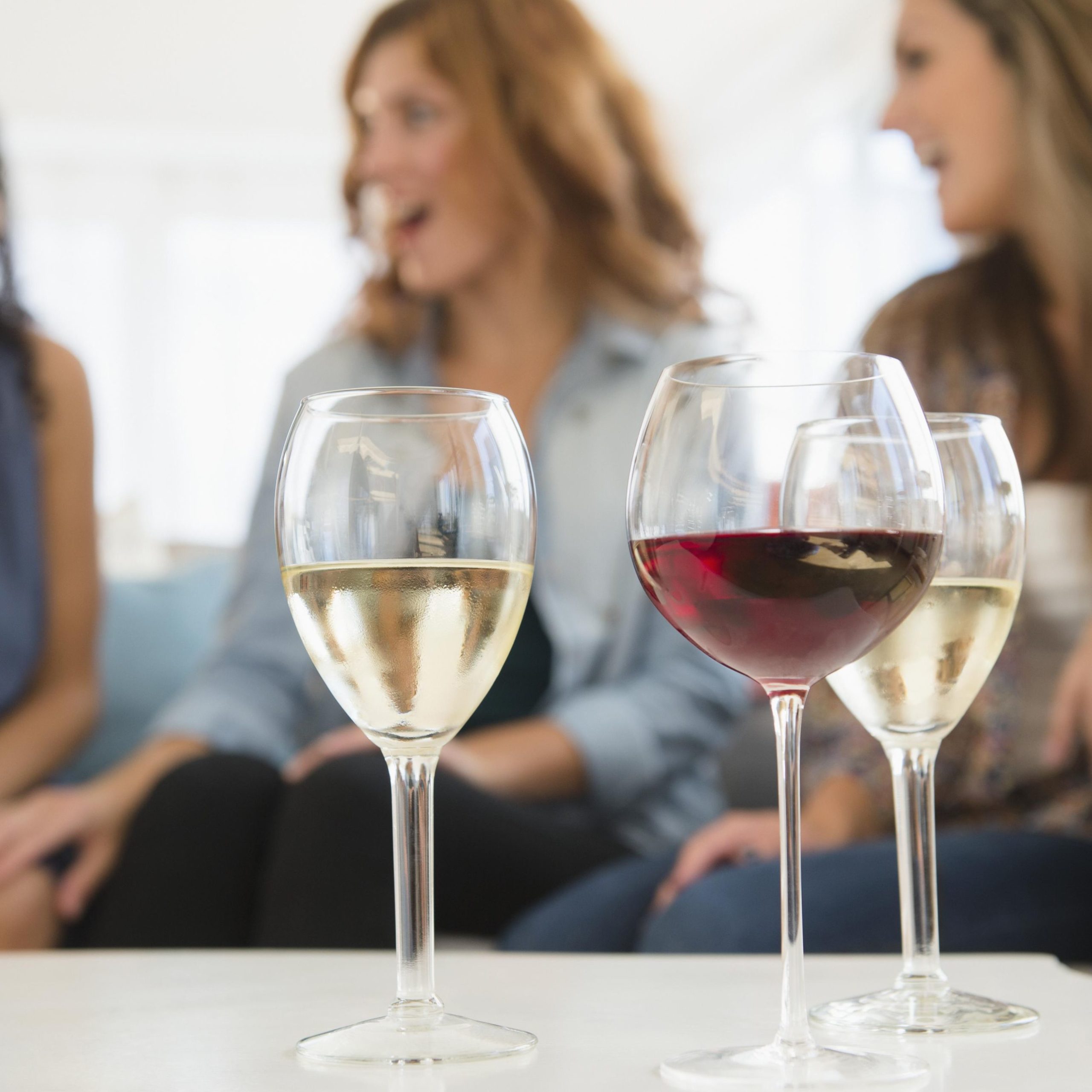 Chị em nên chọn các loại rượu nhẹ cho phụ nữ, tránh bị say và gây hại cho sức khỏe.