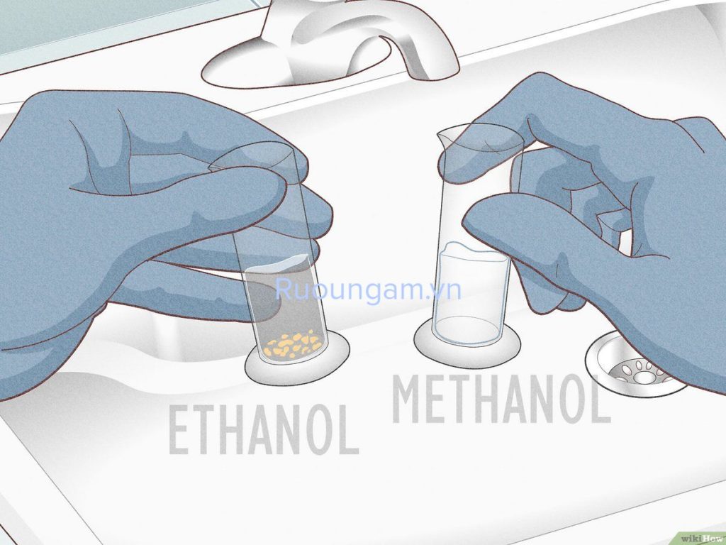 Methanol tồn tại dưới dạng chất lỏng, có mùi đặc trưng, ngọt hơn rượu uống thông thường.